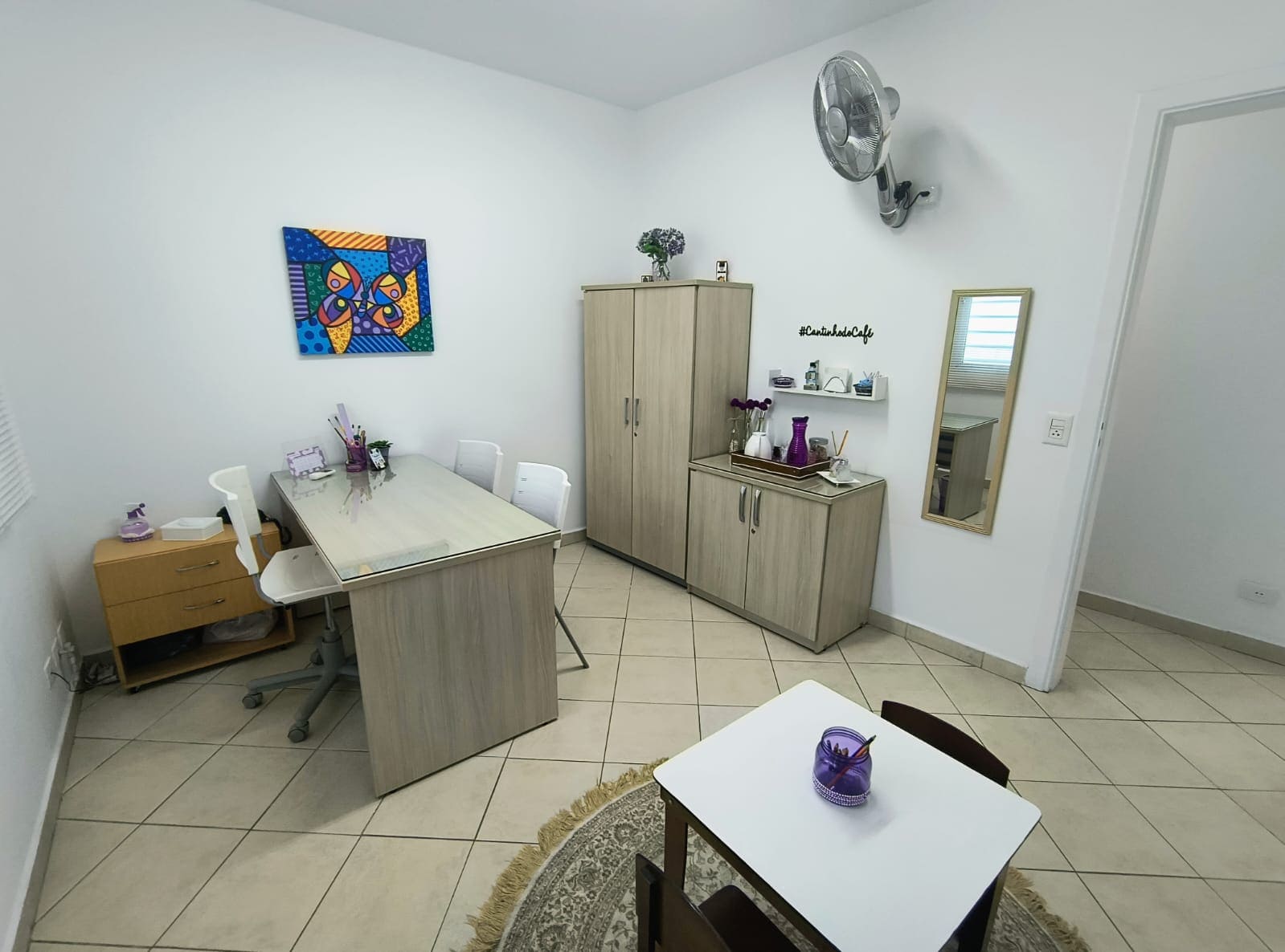 Sala de espera com cantinho do café