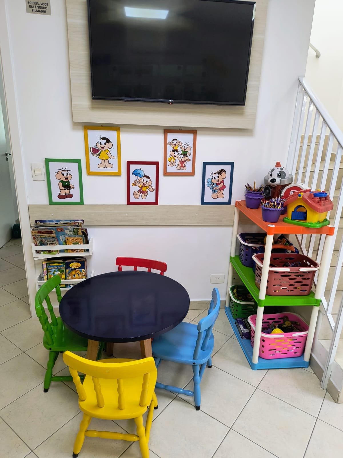 Espaço infantil com brinquedos e livros